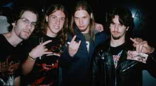A la izquierda nuestro cronista, vacilando de foto con Children of Bodom :D